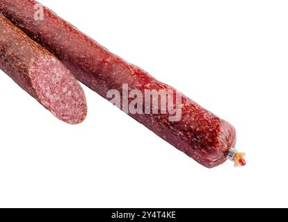 Voll geschnittene und halbgeschnittene Trockenwurst auf weißem Hintergrund, die Textur und Farbe betont Stockfoto