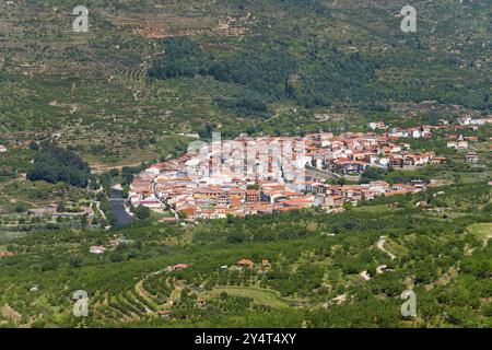 Ein Dorf mit weißen und roten Häusern, eingebettet in eine grüne, hügelige Landschaft, Cabezuela del Valle, Valle del Jerte, Jerte Valley, Cacere, Cacere, Extrem Stockfoto