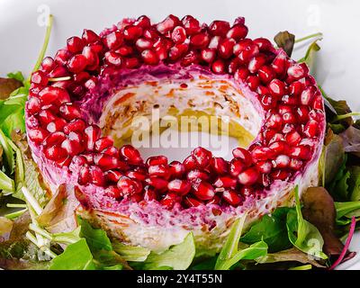 Vertikales Bild für weihnachtlich inspirierten Salat aus nächster Nähe Stockfoto