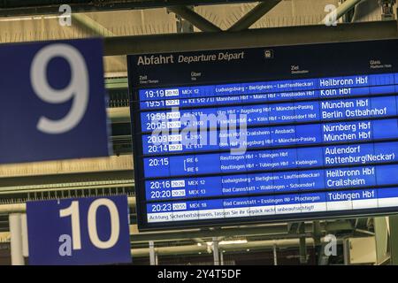 Der Eisenbahnverkehr ist außer Kontrolle. Die Züge verkehren nach Schäden an der Oberleitung am Stuttgarter Bahnhof verspätet. Hauptbahnhof, Stuttgart, Baden-Württemberg, Stockfoto