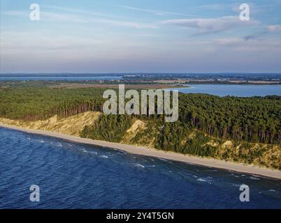 Sandstrand und Wald, hauptsächlich Buchenwälder, an der Küste des Wolin-Nationalparks, auch Wollin genannt, an der Ostsee. Luftaufnahme. Ko Stockfoto