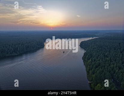 Luftaufnahme des Rospuda-Sees im Abendlicht in Nordpolen. Augustow, Podlakien, Polen, Europa Stockfoto
