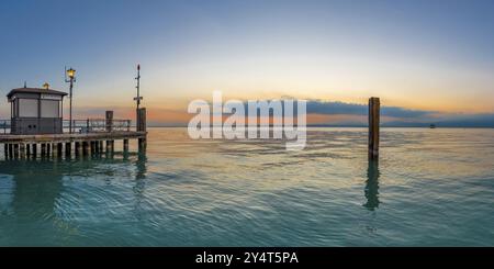 Abendliche Atmosphäre im Hafen, See, Wasser, Tourismus, Reisen, Sonnenuntergang, Panorama, Steg, Lazise, Gardasee, Italien, Europa Stockfoto