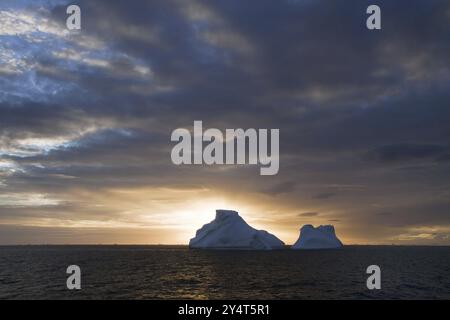 Eisberge im südlichen Ozean im Abendlicht, Antarktis, Sonnenuntergang, Antarktis Stockfoto