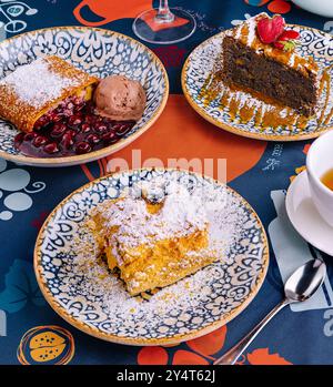 Lebendige Präsentation verschiedener Desserts mit Eiskugeln auf einem dekorativen Tisch Stockfoto