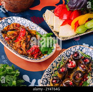 Erleben Sie die lebendige und geschmackvolle traditionelle mediterrane Küche mit einer Vielzahl von gesunden und farbenfrohen Gerichten, die mit frischen V zubereitet werden Stockfoto