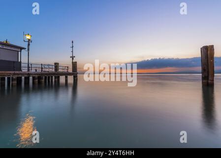 Abendliche Atmosphäre im Hafen, See, Wasser, Tourismus, Reisen, Sonnenuntergang, Steg, Lazise, Gardasee, Italien, Europa Stockfoto