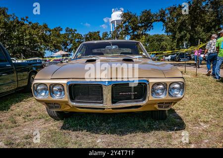 Gulfport, MS - 2. Oktober 2023: Hochperspektivische Vorderansicht eines Pontiac Firebird Hardtop Coupés aus dem Jahr 1969 auf einer lokalen Autoshow. Stockfoto