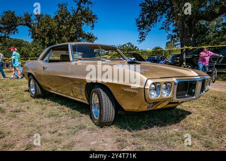 Gulfport, MS - 2. Oktober 2023: Hochperspektivische Vorderansicht eines Pontiac Firebird Hardtop Coupés aus dem Jahr 1969 auf einer lokalen Autoshow. Stockfoto