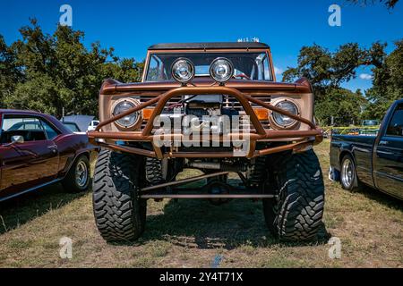 Gulfport, MS - 2. Oktober 2023: Niederperspektivische Vorderansicht eines Ford Bronco SUV aus dem Jahr 1977 auf einer lokalen Autoshow. Stockfoto