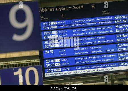 Der Eisenbahnverkehr ist außer Kontrolle. Die Züge verkehren nach Schäden an der Oberleitung am Stuttgarter Bahnhof verspätet. Hauptbahnhof, Stuttgart, Baden-Württemberg, Stockfoto