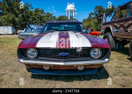 Gulfport, MS - 2. Oktober 2023: Hochperspektivische Vorderansicht eines Chevrolet Camaro Hardtop Coupés aus dem Jahr 1969 auf einer lokalen Autoshow. Stockfoto