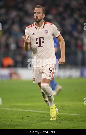 Torfeier, Harry Kane FC Bayern München FCB (09) feiert Hattrick, Geste, drei Tore, Champions League, Allianz Arena, München, Bayern, Ge Stockfoto