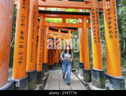 Torii Pfad, Fushimi Inari-Taisha Schrein, Kyoto, Japan, Asien Stockfoto