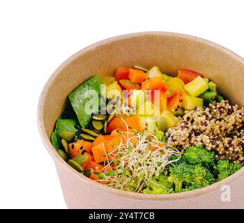 Umweltfreundliche Schüssel gefüllt mit farbenfrohem Quinoa-Salat, perfekt für eine gesunde Mahlzeit Stockfoto