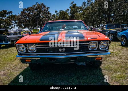 Gulfport, MS - 2. Oktober 2023: Low-perspektivische Vorderansicht eines Chevrolet Chevelle SS Hardtop Coupés aus dem Jahr 1968 auf einer lokalen Autoshow. Stockfoto