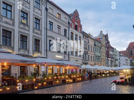 Die Lichter gehen abends in den Restaurants in der Chelminska Straße im historischen Zentrum von Thorn an. Das historische Stadtzentrum von Torun ist eine UNES Stockfoto