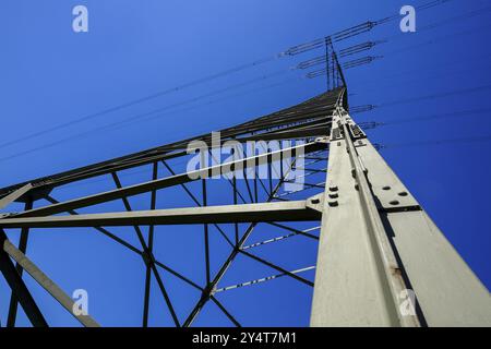 Elektrizitätspylon mit Hochspannungsleitungen Stockfoto