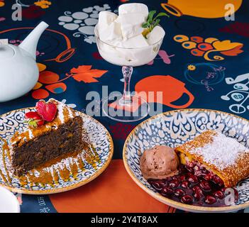 Lebendige Präsentation verschiedener Desserts mit Eiskugeln auf einem dekorativen Tisch Stockfoto