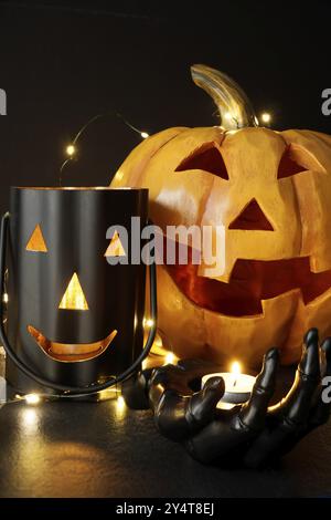 Verschiedene Halloween Kerzen mit Kürbis im Hintergrund Stockfoto