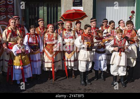 Einheimische mit traditioneller Kleidung spielen kroatische Musik und Tanz in Zagreb, Kroatien, Europa Stockfoto