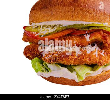 Burger mit Chicken Nuggets in cremiger Sauce isoliert auf weißem Hintergrund Stockfoto