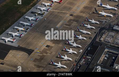 Flughafen Düsseldorf aus der Luft. Es gibt viele Flugzeuge, die auf dem Vorfeld geparkt sind, die aufgrund von Reisebeschränkungen aufgrund des Dekors nicht fliegen dürfen Stockfoto