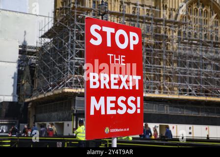 Die Schilder und Banner in London protestiert die Verwirrung des Brexit Abkommen zwischen der britischen Regierung und der Europäischen Union Stockfoto