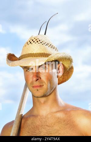 Nahaufnahme eines Mannes mit Strohhut und Gartenwerkzeug Stockfoto