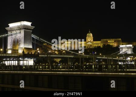 Nächtlicher Blick auf die Szechenyi Kettenbrücke über die Donau zwischen Buda und Pest, Budapest, Ungarn, Europa Stockfoto