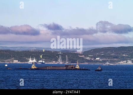 Ein Blick auf ein Atom-U-Boot in der industriellen und militarisierten russischen Hafenstadt Murmansk, Russland. Stockfoto