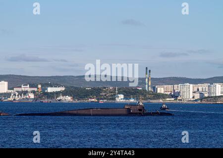 Ein Blick auf ein Atom-U-Boot in der industriellen und militarisierten russischen Hafenstadt Murmansk, Russland. Stockfoto