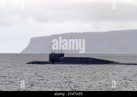 Ein Blick auf ein Atom-U-Boot in der industriellen und militarisierten russischen Hafenstadt Murmansk, Russland. Stockfoto