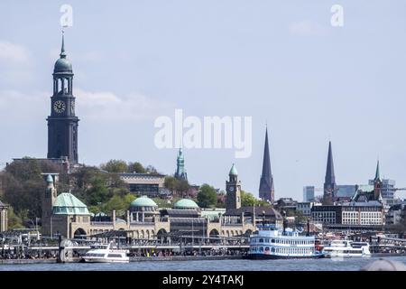 Hamburg, Landungsbrücken mit Michaeliskirche, Michel, Wahrzeichen der Hansestadt Stockfoto