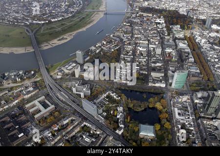 Düsseldorf Rheinkniebruecke, Düsseldorf Koe, Königsallee, Einkaufsmeile, Staendehaus Düsseldorf, parken Stockfoto