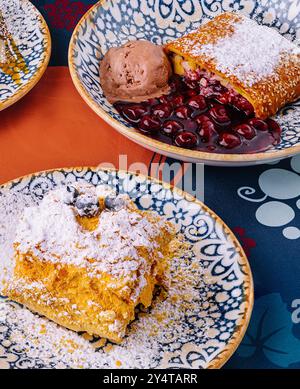 Lebendige Präsentation verschiedener Desserts mit Eiskugeln auf einem dekorativen Tisch Stockfoto