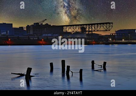 Industriegebiet am Flussufer unter Sternenhimmel mit der Milchstraße bei Nacht, Rhein, Birsfelden Hafen, Kanton Baselland, Schweiz, Europa Stockfoto