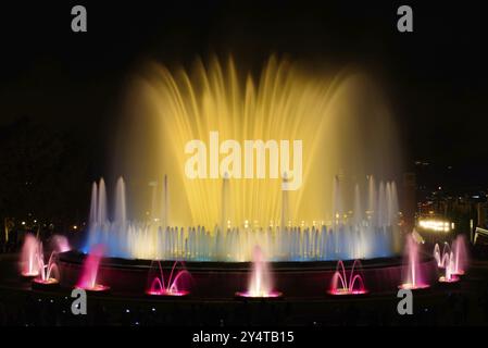 Die farbenfrohe Wassershow des magischen Brunnens von Montjuic mit Licht und Musik in Barcelona, Spanien, Europa Stockfoto