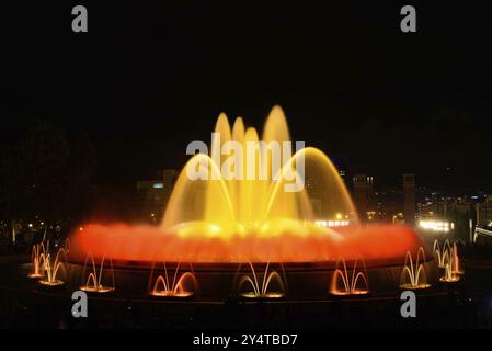 Die farbenfrohe Wassershow des magischen Brunnens von Montjuic mit Licht und Musik in Barcelona, Spanien, Europa Stockfoto