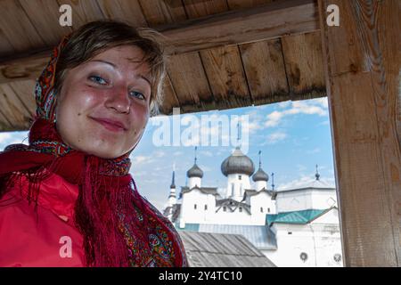 Eine Russin im russisch-orthodoxen Solovetski-Kloster, das 1436 von zwei Mönchen auf der russischen Bolschoi-Insel gegründet wurde. Stockfoto