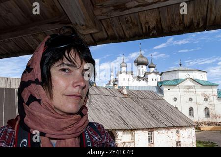 Eine Russin im russisch-orthodoxen Solovetski-Kloster, das 1436 von zwei Mönchen auf der russischen Bolschoi-Insel gegründet wurde. Stockfoto