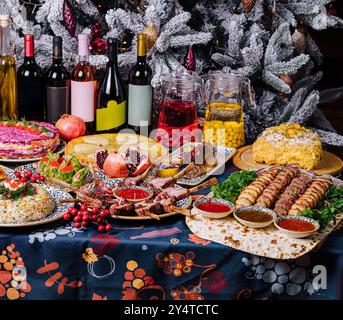 Üppiger festlicher Tisch mit vielfältiger Küche und Wein, bereit für ein festliches fest Stockfoto