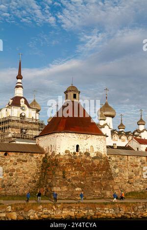 Ein Blick auf das russisch-orthodoxe Solovetski-Kloster, das 1436 von zwei Mönchen auf der Insel Bolschoy, Russland, gegründet wurde. Stockfoto