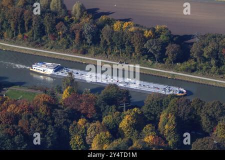 Schiff auf einem Kanal, Binnenschifffahrt, Herbst, Luftaufnahme Stockfoto