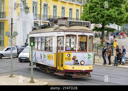 Straßenbahnfahrt auf der Straße in Lissabon, Portugal, Europa Stockfoto