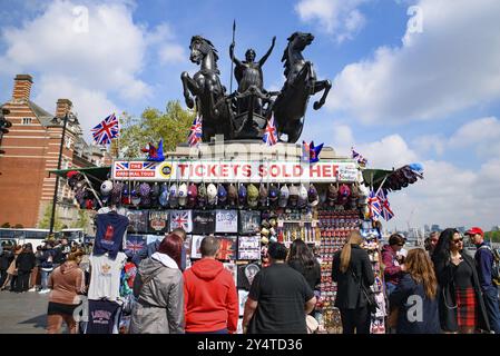 Ein Souvenir- und Ticketstand an der Westminster Bridge in London, Großbritannien, Europa Stockfoto