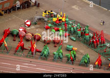 Verschiedene Bojen liegen auf dem Trockenland im Hafen Stockfoto