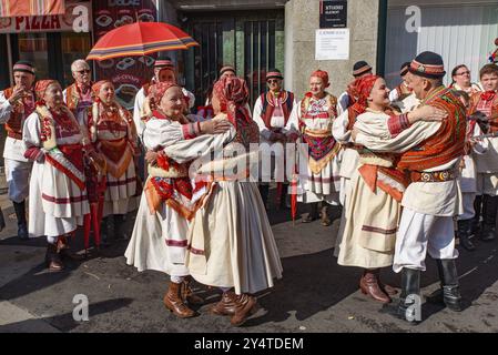 Einheimische mit traditioneller Kleidung spielen kroatische Musik und Tanz in Zagreb, Kroatien, Europa Stockfoto