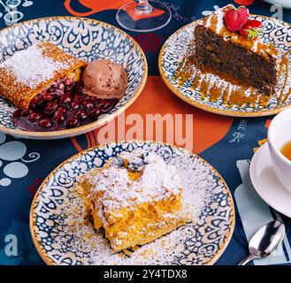 Verführerische Präsentation verschiedener Desserts, die elegant auf einem lebhaften Tisch serviert werden Stockfoto