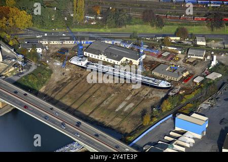 Im Trockendock versenden. Reparaturwerft in der Nähe von Duisburg, Schiffe, Schifffahrt, Binnenschiff, Frachter, Luftaufnahme, Übersicht Stockfoto